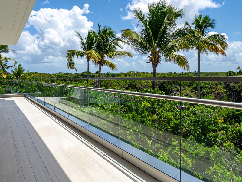 Barandal de cristal templado instalado en departamento en Cancún